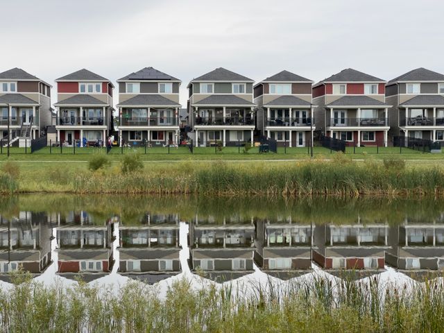 a%20row%20of%20houses%20by%20the%20water%20%282%29